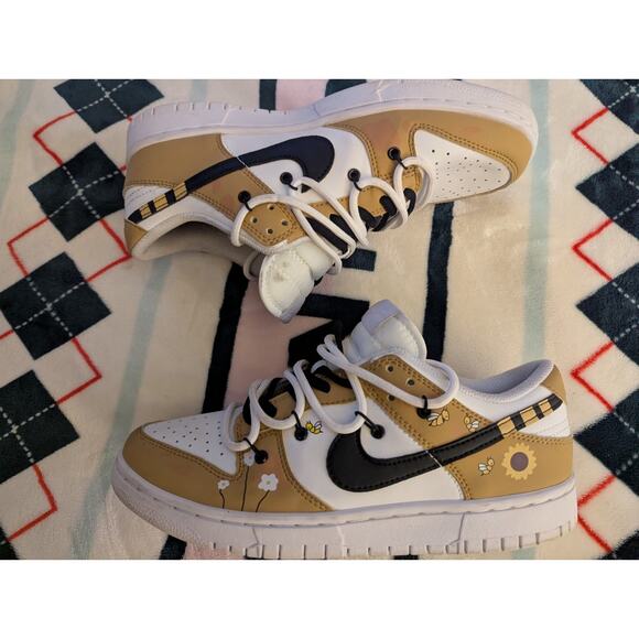 Rare NIKE DUNK LOW Size MENS 9/12 Retro Girl Honey Bee Sunflower - Flowers - Picture 1 of 13